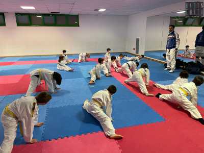 fermandosi per fare stretching e alternando spaccate ...